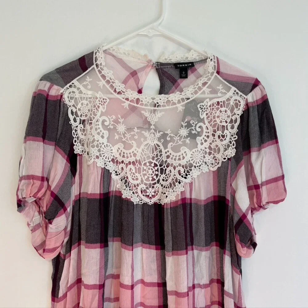 NEW NWT TORRID sz 0 Plus Size Crinkle Gauze Crochet Detail Top Pink Berry Plaid